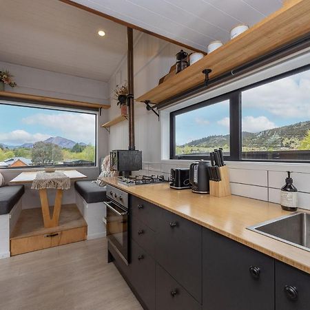 Tiny House With Mountain Views, Indoor And Outdoor Fire, Private Courtyard Garden Apartment วานากา ภายนอก รูปภาพ