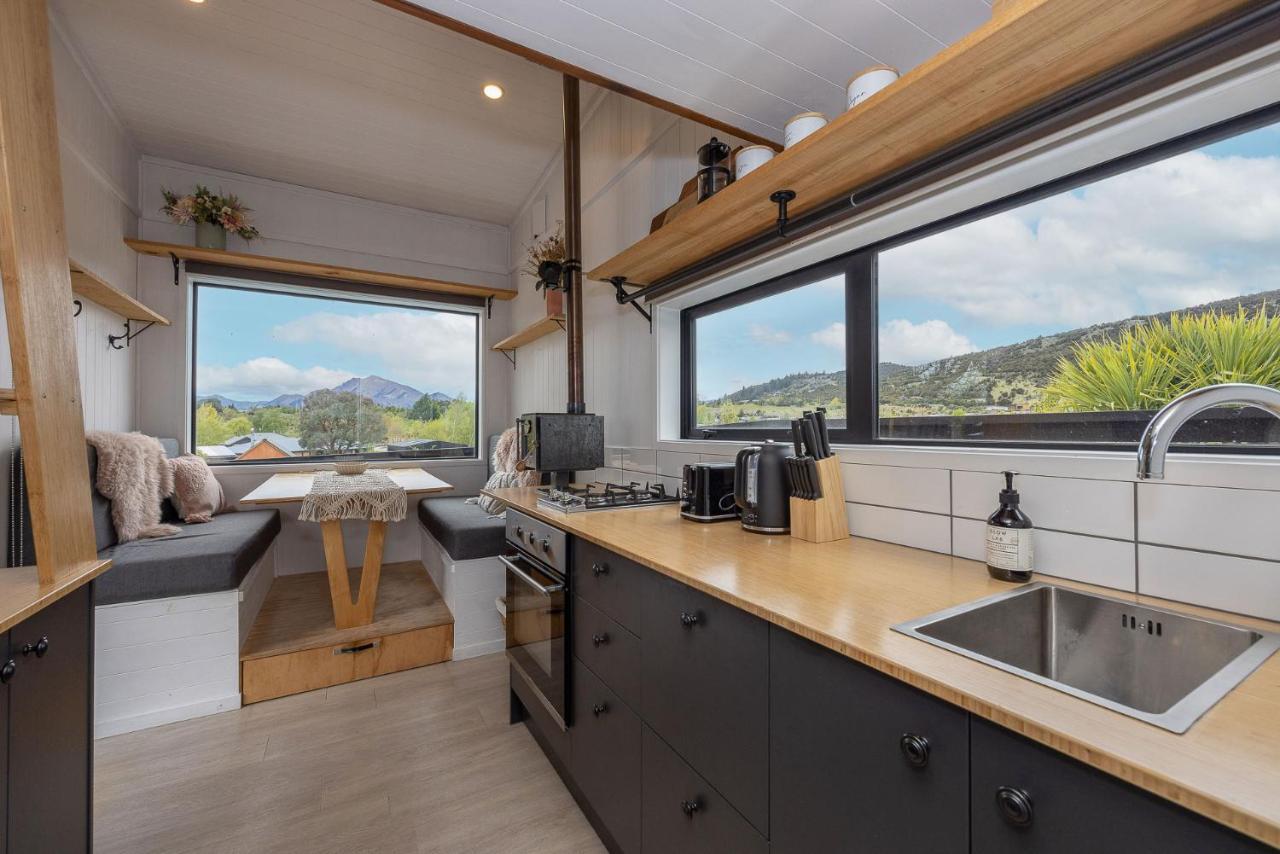 Tiny House With Mountain Views, Indoor And Outdoor Fire, Private Courtyard Garden Apartment วานากา ภายนอก รูปภาพ