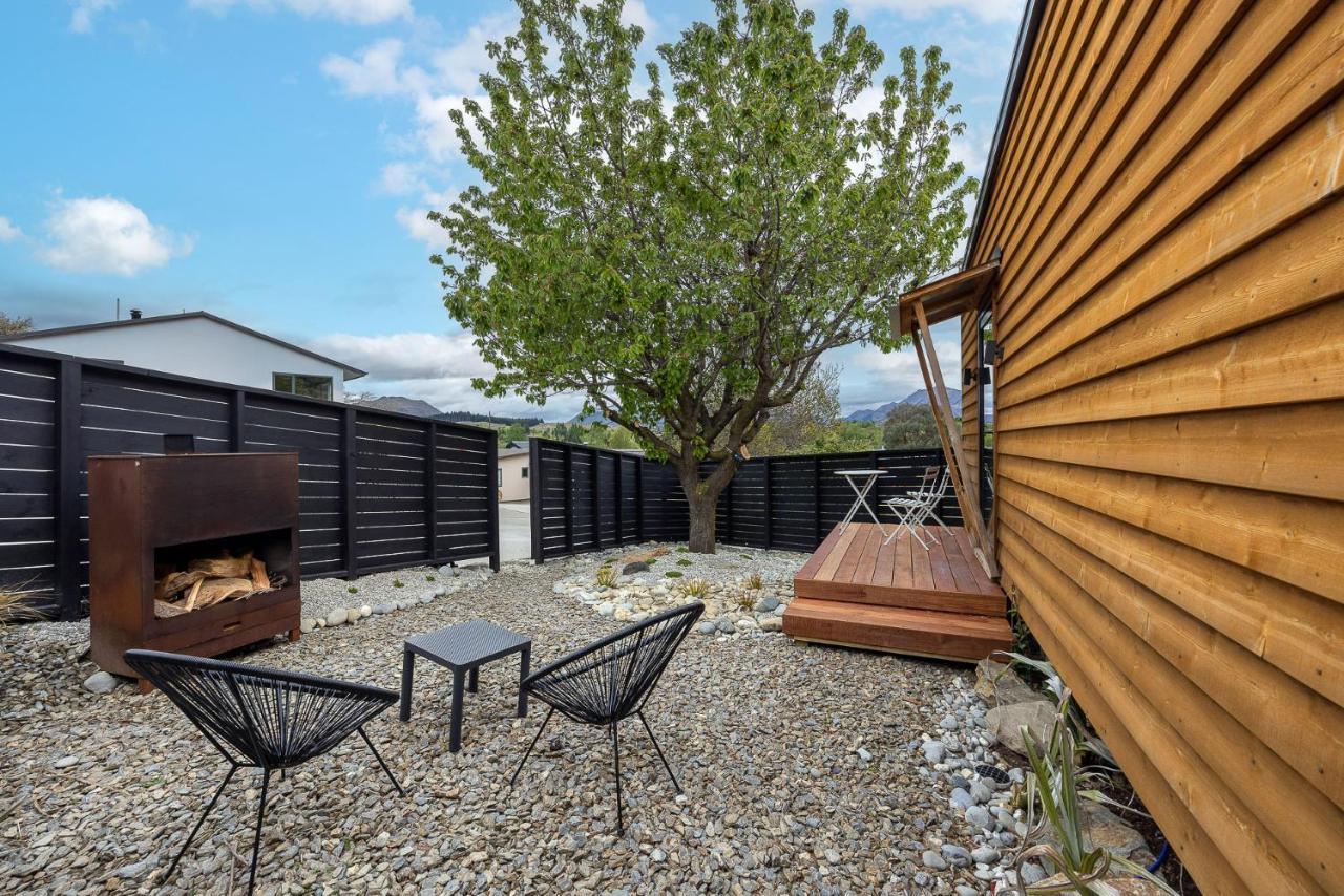 Tiny House With Mountain Views, Indoor And Outdoor Fire, Private Courtyard Garden Apartment วานากา ภายนอก รูปภาพ