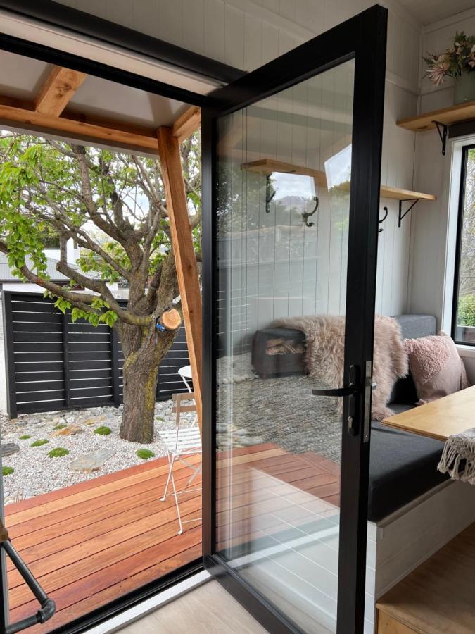 Tiny House With Mountain Views, Indoor And Outdoor Fire, Private Courtyard Garden Apartment วานากา ภายนอก รูปภาพ